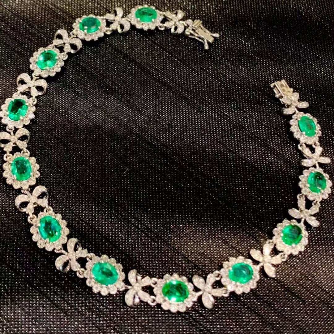 14k Gold 3 Ct Natural Emerald & Diamond Bracelet: Ref:231079140 // gold content:14k gold // main gemstone:emerald // shape:oval // carat weight:3ct // color:green // treatment:natural // // adjacent gemstone 2 : diamond // shape:round // clarity grad
