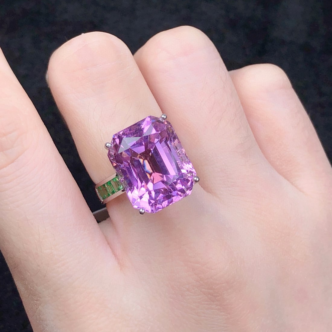 14k Gold 20.18 Ctw Natural Kunzite & Tsavorite Ring: Ref:231079159 // gold content:14k gold // ring size:7. 25 us // // main gemstone:kunzite // shape:octagonal // carat weight:19. 54ct // color:pinkish purple // treatment:natural // // adjacent