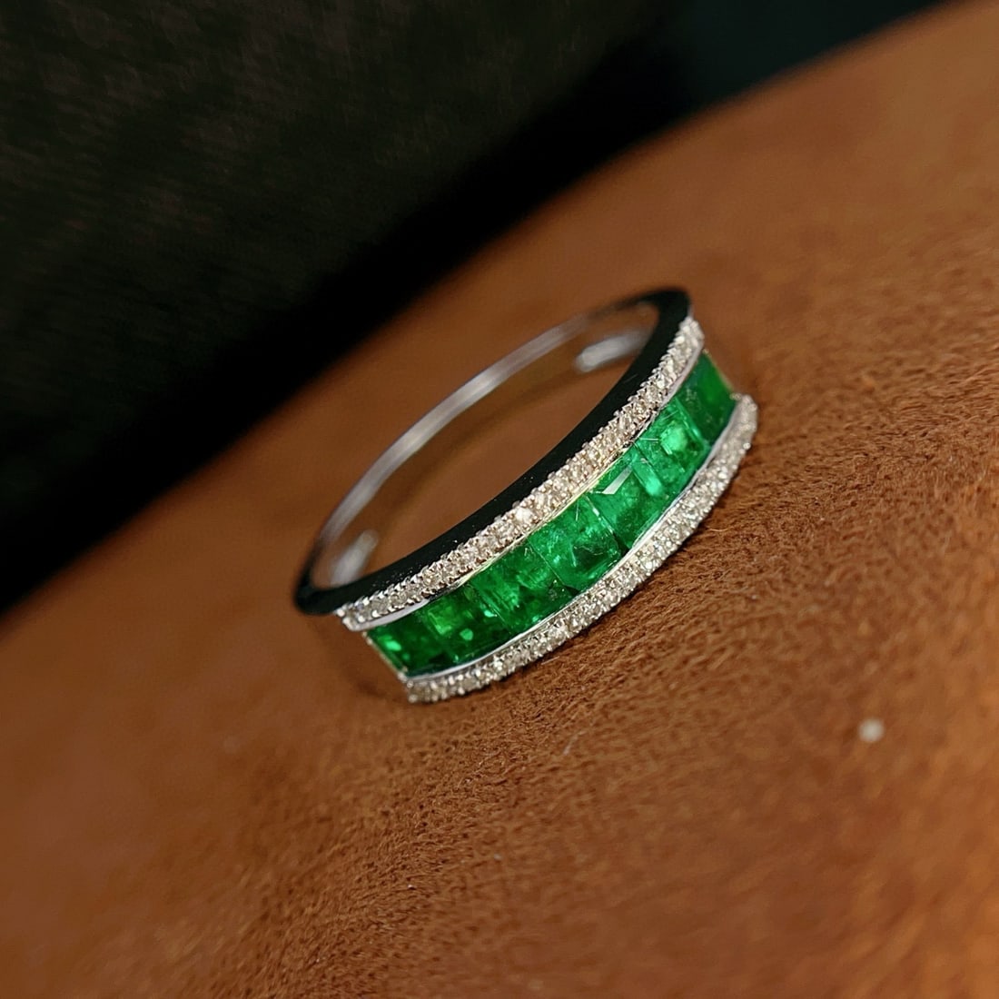 14k Gold 1.35 Ct Vivid Green Natural Emerald & Diamond Ring: Ref:231080071 // gold content:14k gold // ring size:7. 25us // // main gemstone:emerald // shape:square // carat weight:1. 35ct // color:vivid green // treatment:natural // // adjacent gemstone 2