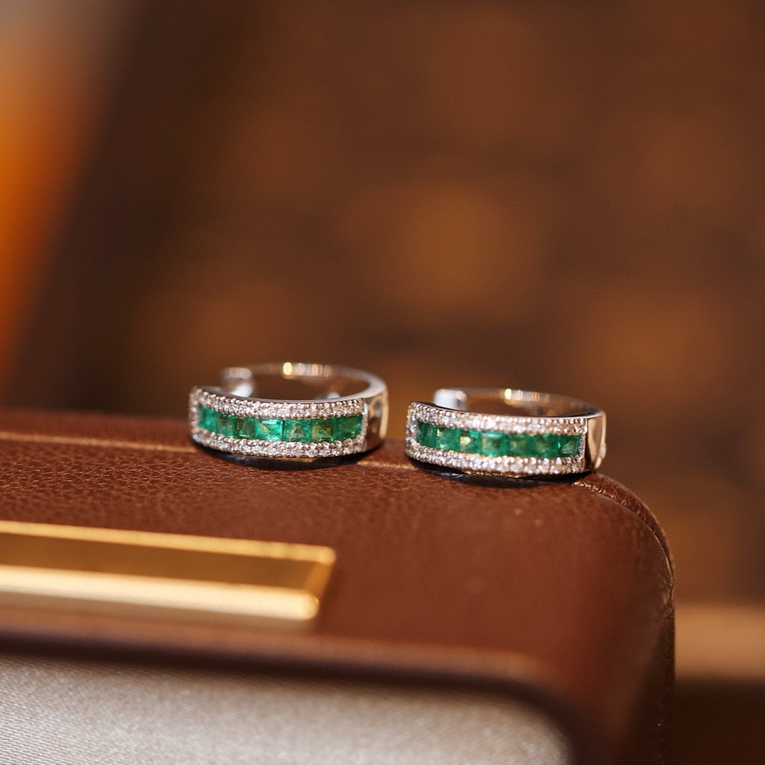 14k Gold 0.7 Ctw Natural Emerald & Diamond Earrings: Ref:231080079 // gold content:14k gold // main gemstone:emerald // shape:square // carat weight:0. 5ct // color:green // treatment:natural // // adjacent gemstone 2 : diamond // shape:round //