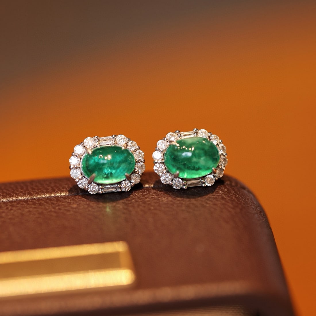 14k Gold 1.86 Ctw Vivid Green Natural Emerald & Diamond Earrings: Ref:231080080 // gold content:14k gold // main gemstone:emerald // shape:oval // carat weight:1. 52ct // color:vivid green // treatment:natural // // adjacent gemstone 2 : diamond // shape:multiple