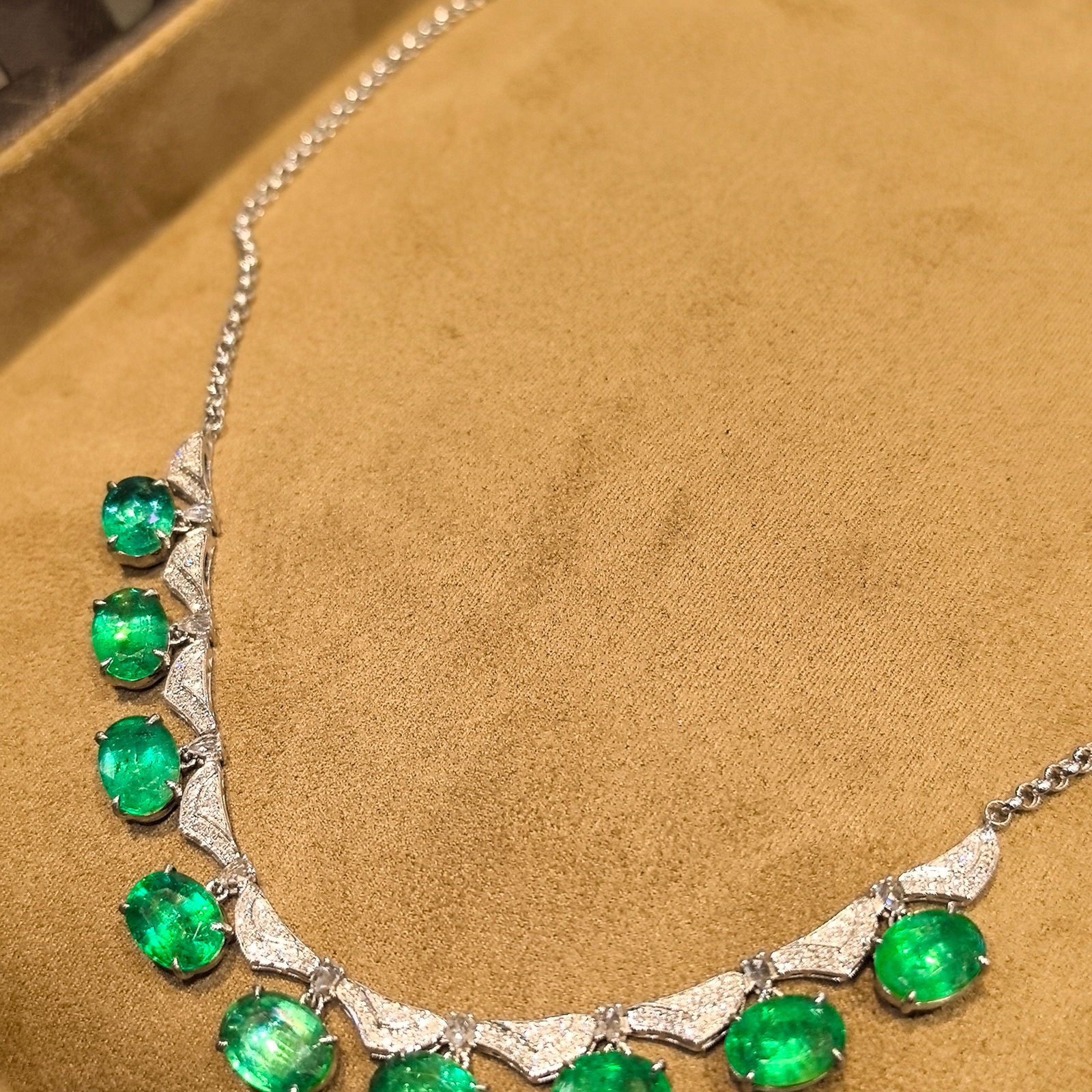 14k Gold 11.30 Ctw Vivid Green Natural Emerald & Diamond Necklace: Ref:231080098 // gold content:14k gold // main gemstone:emerald // shape:oval // carat weight:10. 5ct // color:vivid green // treatment:natural // // adjacent gemstone 2 : diamond // shape:round //