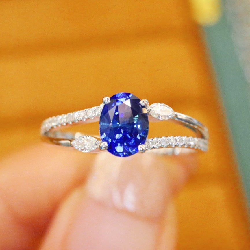 14k Gold 1.02 Ctw Natural Sapphire & Diamond Ring: Ref:231080108 // gold content:14k gold // ring size:7. 25us // // main gemstone:sapphire // shape:oval // carat weight:0. 86ct // color:royal blue // treatment:natural // // adjacent gemstone 2 :