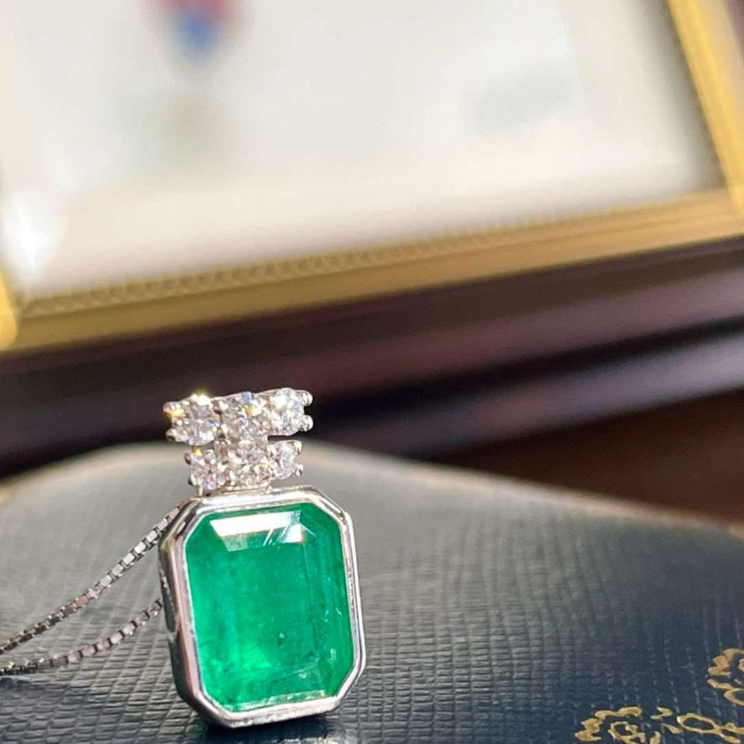 14k Gold 3.08 Ctw Vivid Green Natural Emerald & Diamond Pendant( Without Chain ): Ref:231080162 // gold content:14k gold // main gemstone:emerald // shape:octagonal // carat weight:2. 91ct // color:vivid green // treatment:natural // // adjacent gemstone 2 : diamond //