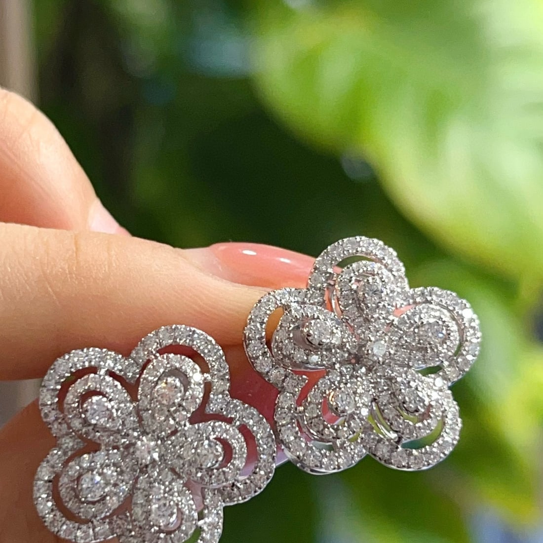 14k Gold 1.9 Ct Natural H Diamond & Flowers Earrings: Ref:231080166 // gold content:14k gold // main gemstone:diamond // shape:round // carat weight:1. 9ct // clarity grade:vs-si // color:h // treatment:natural // cut grade:g // Condition: NewLow