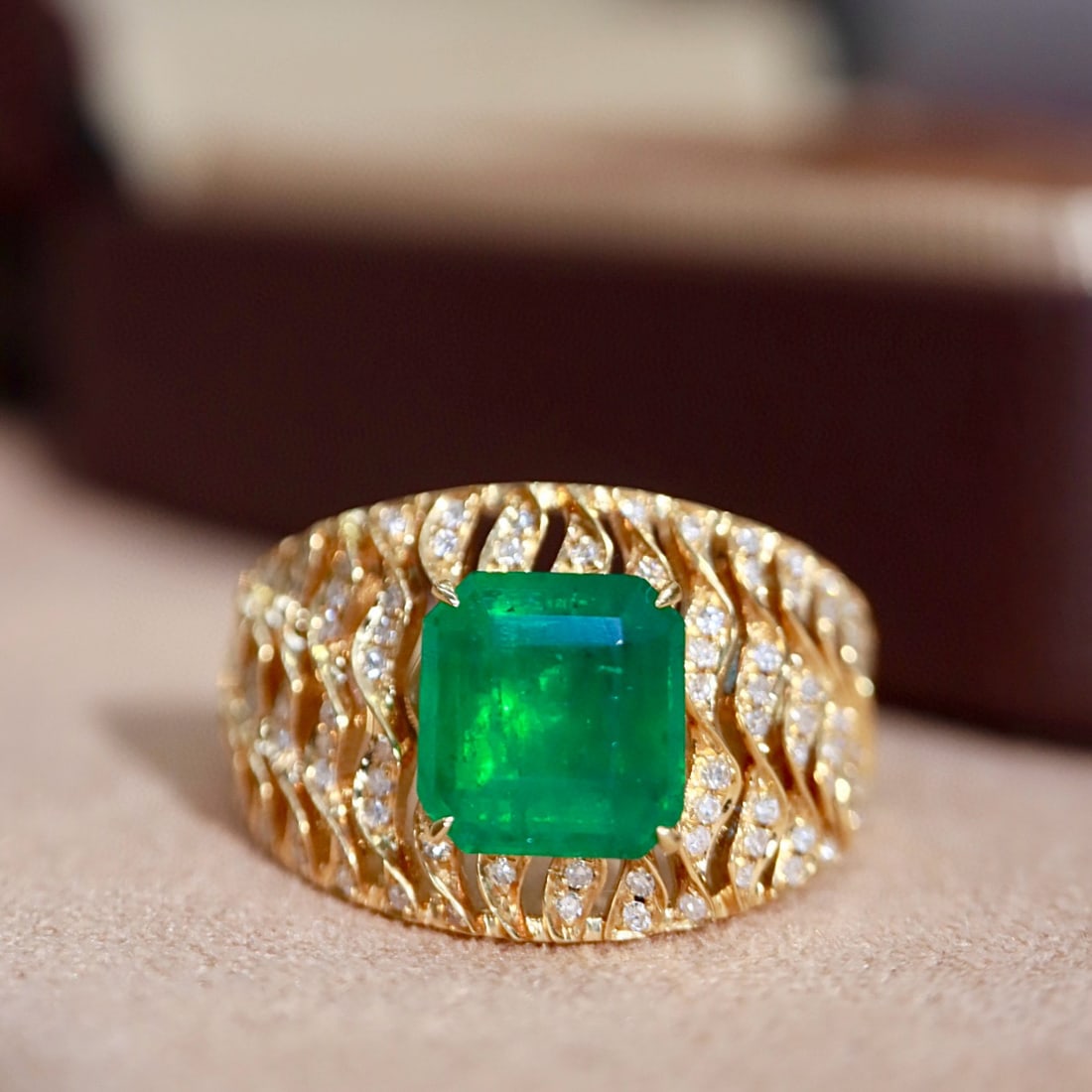 14k Gold 2.15 Ctw Vivid Green Natural Emerald & Diamond Ring (1 of 9)