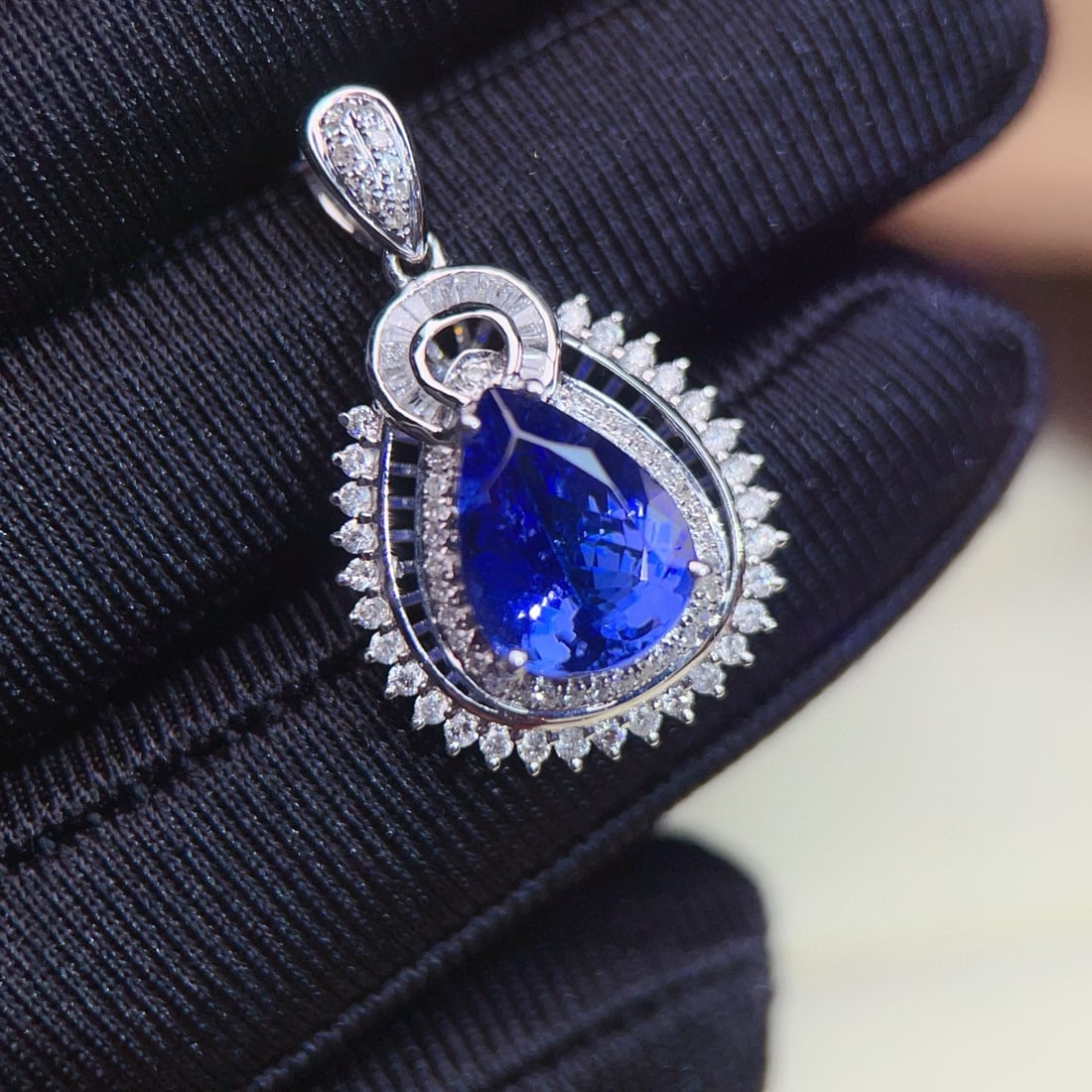 14k Gold 3.90 Ctw Natural Tanzanite & Diamond Pendant( Without Chain ): Ref:231080328 // gold content:14k gold // main gemstone:tanzanite // shape:pear // carat weight:3. 35ct // color:blue // treatment:natural // // adjacent gemstone 2 : diamond // number of stones:89