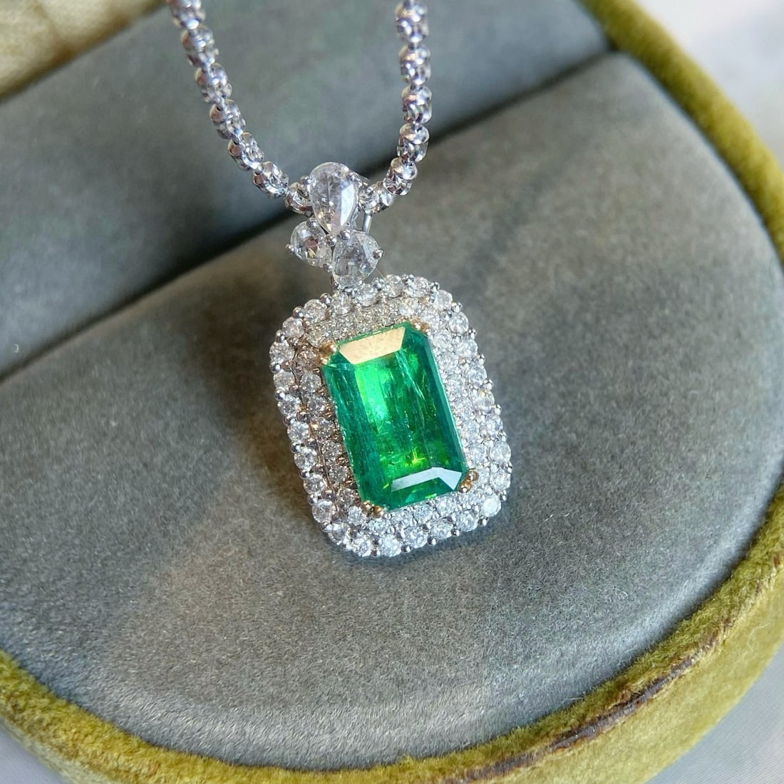 14k Gold 2.22 Ctw Vivid Green Natural Emerald & Diamond Pendant( Without Chain ): Ref:231080337 // gold content:14k gold // main gemstone:emerald // shape:octagonal // carat weight:1. 7ct // color:vivid green // treatment:natural // // adjacent gemstone 2 : diamond //