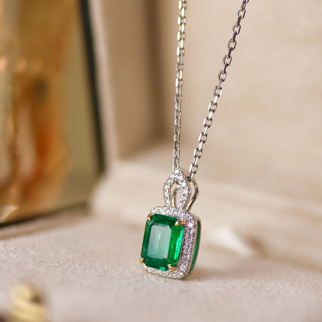 14k Gold 1.94 Ctw Vivid Green Natural Emerald & Diamond Pendant( Without Chain ): Ref:231080342 // gold content:14k gold // main gemstone:emerald // shape:octagonal // carat weight:1. 68ct // color:vivid green // treatment:natural // // adjacent gemstone 2 : diamond //