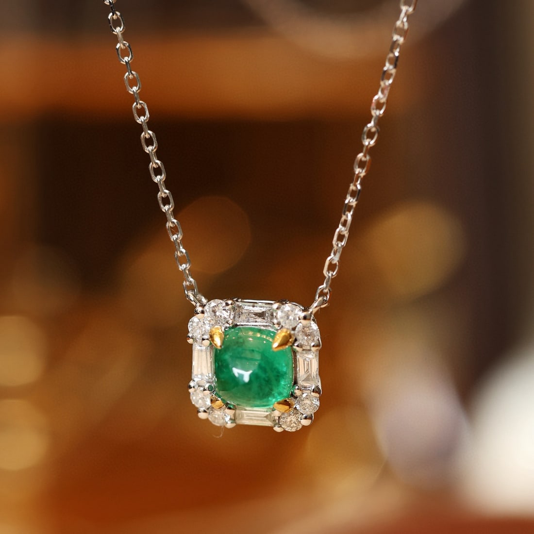 14k Gold 0.95 Ctw Vivid Green Natural Emerald & Diamond Necklace: Ref:231080346 // gold content:14k gold // main gemstone:emerald // shape:sugar-loaf // carat weight:0. 65ct // color:vivid green // treatment:natural // // adjacent gemstone 2 : diamond //