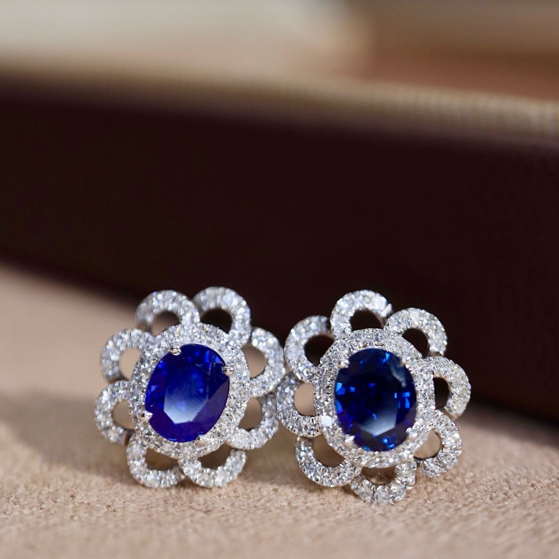 14k Gold 1.23 Ctw Natural Sapphire & Diamond Earrings: Ref:231080359 // gold content:14k gold // main gemstone:sapphire // shape:oval // carat weight:1ct // color:blue // treatment:natural // // adjacent gemstone 2 : diamond // shape:round // carat