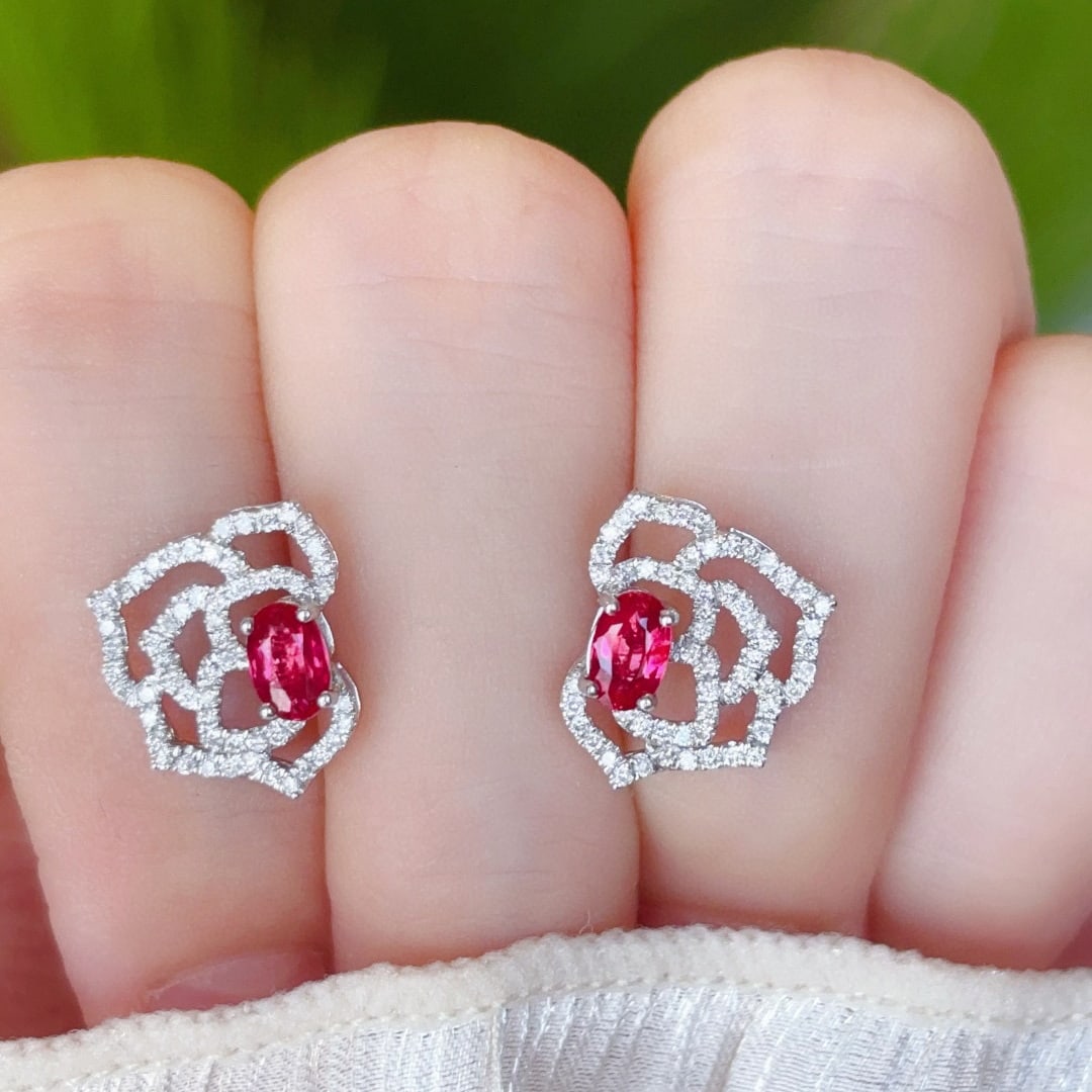 14k Gold 0.6 Ct Natural Ruby & Diamond Earrings: Ref:231080370 // gold content:14k gold // main gemstone:ruby // shape:oval // carat weight:0. 6ct // color:red // treatment:natural // // adjacent gemstone 2 : diamond // shape:round // clarity