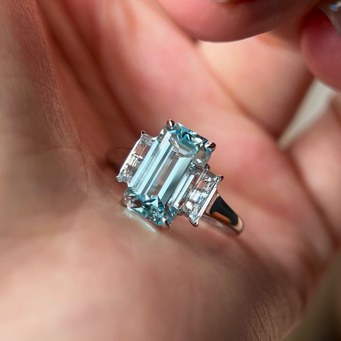 14k Gold 3.19 Ctw Natural Aquamarine & Topaz Ring: Ref:231080372 // gold content:14k gold // ring size:7. 25us // // main gemstone:aquamarine // shape:octagonal // carat weight:2. 5ct // color:blue // treatment:natural // // adjacent gemstone 2 :