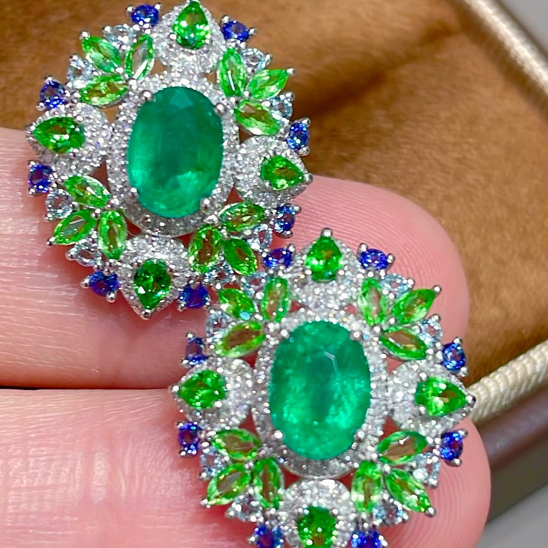 14k Gold 2 Ct Vivid Green Natural Emerald & Diamond Earrings: Ref:231080393 // gold content:14k gold // main gemstone:emerald // shape:oval // carat weight:2ct // color:vivid green // treatment:natural // // adjacent gemstone 2 : diamond // shape:round //