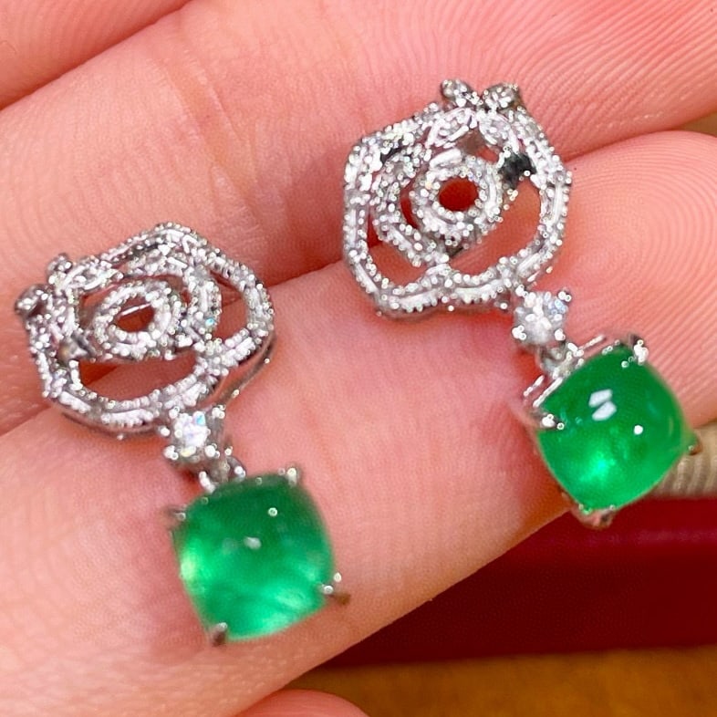 14k Gold 1.2 Ct Vivid Green Natural Emerald & Diamond Earrings: Ref:231080395 // gold content:14k gold // main gemstone:emerald // shape:sugar-loaf // carat weight:1. 2ct // color:vivid green // treatment:natural // // adjacent gemstone 2 : diamond // number of