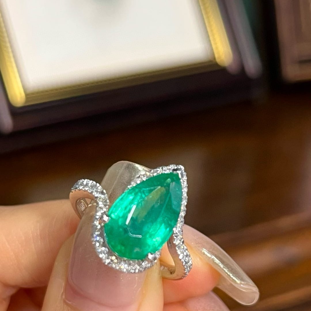 14k Gold 4.09 Ctw Vivid Green Natural Emerald & Diamond Ring: Ref:231080398 // gold content:14k gold // ring size:7. 25us // // main gemstone:emerald // shape:pear // carat weight:3. 70ct // color:vivid green // treatment:natural // // adjacent gemstone 2 :