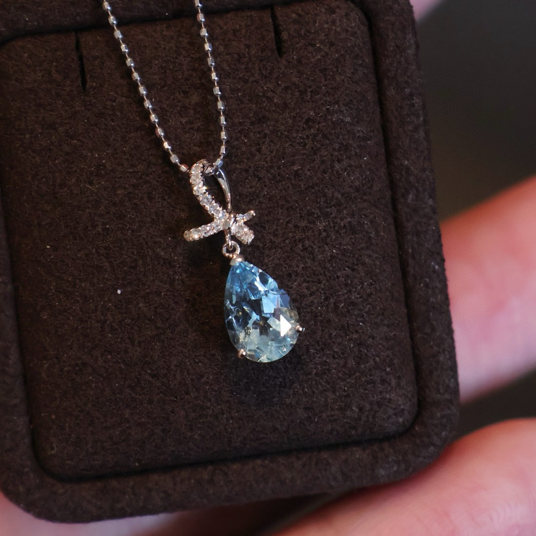 14k Gold 1.0 Ct Natural Aquamarine & Diamond Pendant( Without Chain ): Ref:231080425 // gold content:14k gold // main gemstone:aquamarine // shape:pear // carat weight:1. 0ct // color:blue // treatment:natural // // adjacent gemstone 2 : diamond // shape:round //