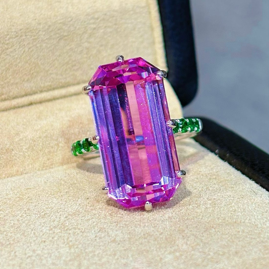 14k Gold 17.11 Ctw Natural Kunzite & Tsavorite Ring: Ref:231081072 // gold content:14k gold // ring size:7. 25us // // main gemstone:kunzite // shape:octagonal // carat weight:16. 71ct // color:purple // treatment:natural // // adjacent gemstone 2 :