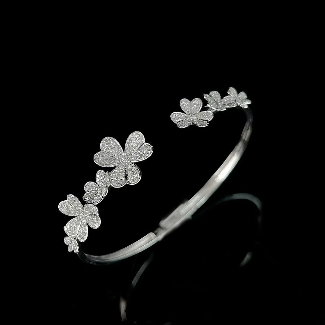 14k Gold 1.0 Ct Natural H Diamond Bangle: Ref:231081075 // gold content:14k gold // main gemstone:diamond // shape:round // carat weight:1. 0ct // clarity grade:vs-si // color:h // treatment:natural // cut grade:g // Condition: New Low Estim