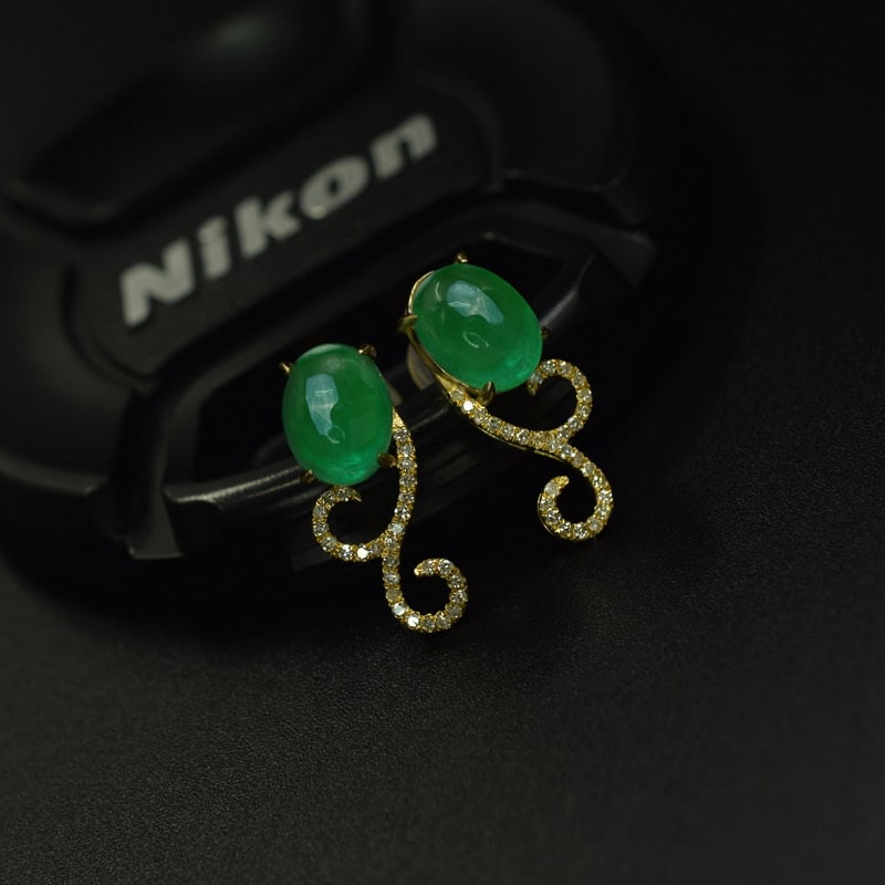 14k Gold 3.05 Ct Natural Emerald & Diamond Earrings: Ref:231081103 // gold content:14k gold // main gemstone:emerald // shape:oval // carat weight:3. 05ct // color:green // treatment:natural // // adjacent gemstone 2 : diamond // number of stones:56 //