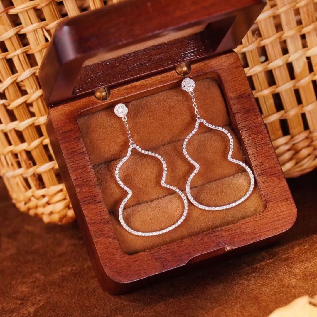 14k Gold 0.6 Ct Natural H Diamond Earrings: Ref:231081155 // gold content:14k gold // main gemstone:diamond // shape:round // carat weight:0. 6ct // clarity grade:vs-si // color:h // treatment:natural // cut grade:g // Condition: NewLow