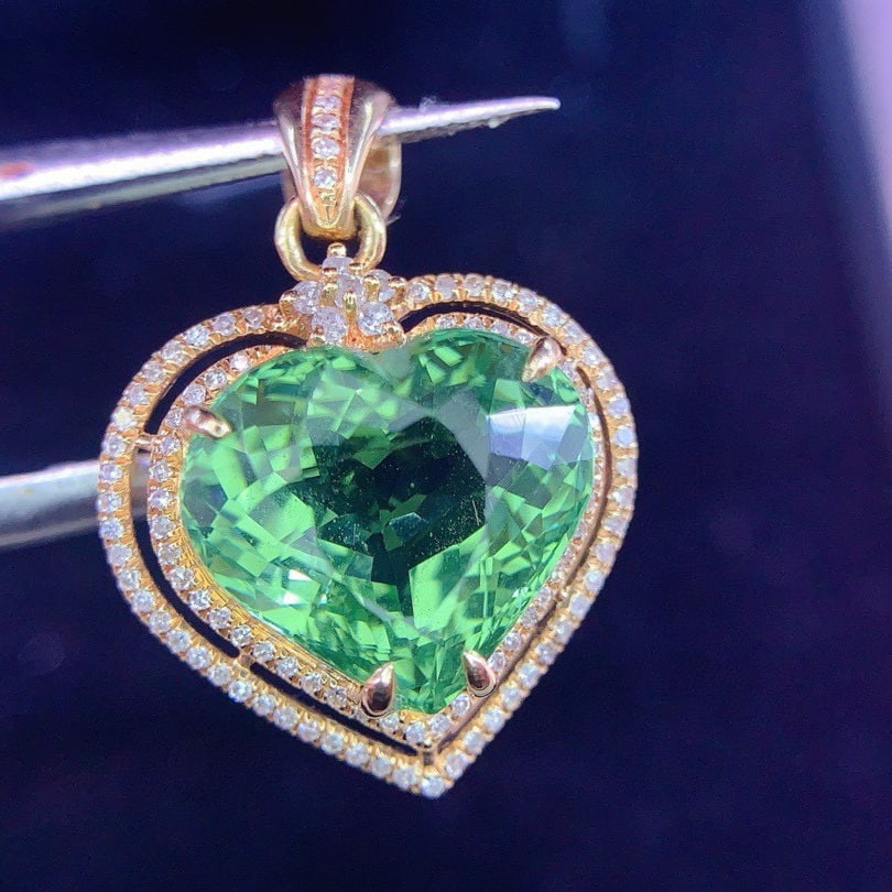 14k Gold 6.0 Ct Natural Tourmaline & Diamond Pendant( Without Chain ): Ref:231081170 // gold content:14k gold // main gemstone:tourmaline // shape:heart // carat weight:6. 0ct // color:green // treatment:natural // // adjacent gemstone 2 : diamond // shape:round //