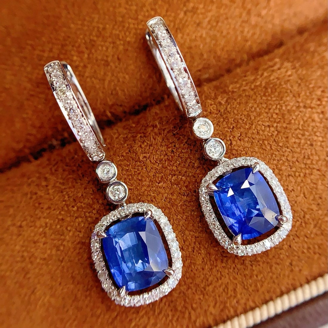 14k Gold 2.6 Ct Natural Sapphire & Diamond Earrings: Ref:231081186 // gold content:14k gold // main gemstone:sapphire // shape:cushion // carat weight:2. 6ct // color:blue // treatment:natural // // adjacent gemstone 2 : diamond // number of