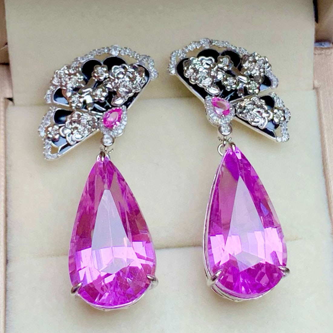 14k Gold 45.3 Ct Natural Kunzite & Diamond & Sapphire Earrings: Ref:231081208 // gold content:14k gold // main gemstone:kunzite // shape:pear // carat weight:45. 3ct // color:purple // treatment:natural // // adjacent gemstone 2 : diamond // shape:round //