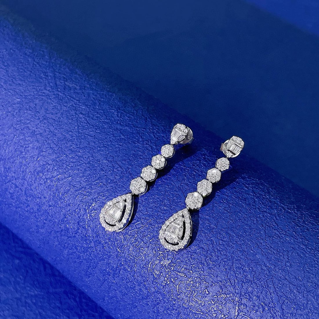 14k Gold 0.80 Ctw Natural H Diamond Earrings: Ref:231082026 // gold content:14k gold // main gemstone:diamond // shape:baguette // carat weight:0. 18ct // clarity grade:vs-si // color:h // treatment:natural // // adjacent gemstone 2 : diamond