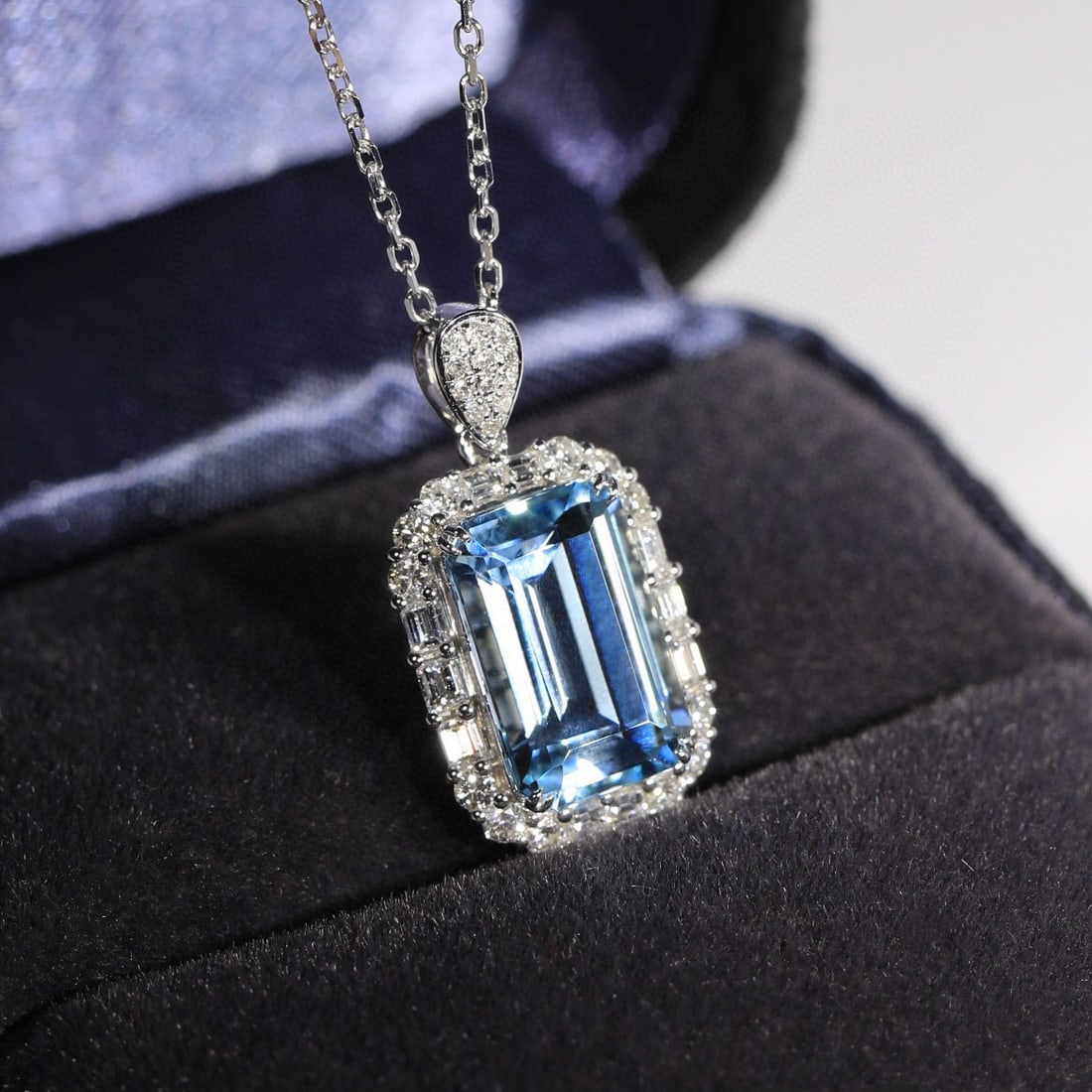 14k Gold 2.33 Ct Natural Aquamarine & Diamond Pendant( Without Chain ): Ref:231082035 // gold content:14k gold // main gemstone:aquamarine // shape:octagonal // carat weight:2. 33ct // color:santa maria color // treatment:natural // // adjacent gemstone 2 : diamond //
