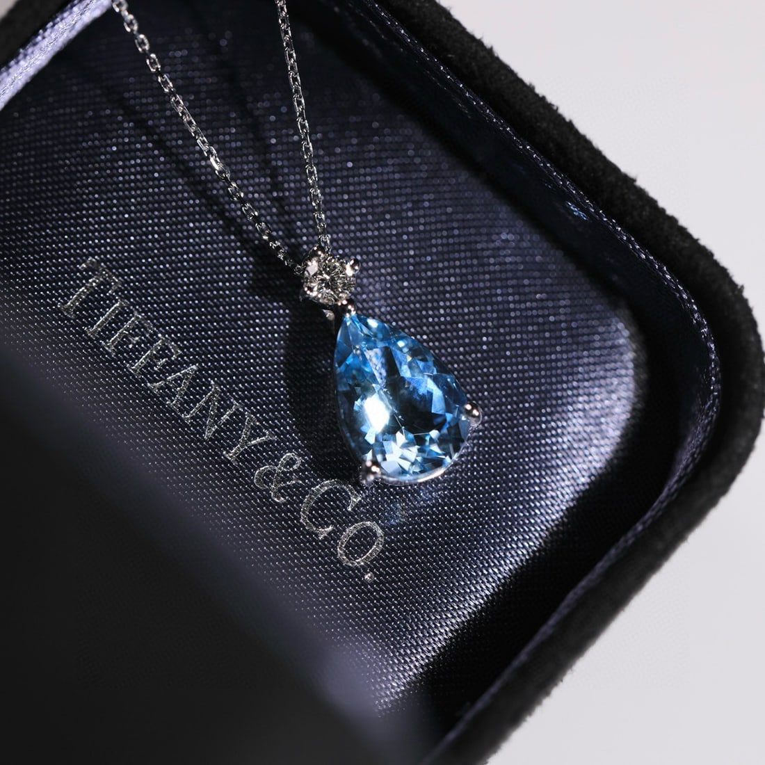 14k Gold 2.31 Ct Natural Aquamarine & Diamond Pendant( Without Chain ): Ref:231082112 // gold content:14k gold // main gemstone:aquamarine // shape:pear // carat weight:2. 31ct // color:santa maria color // treatment:natural // // adjacent gemstone 2 : diamond //