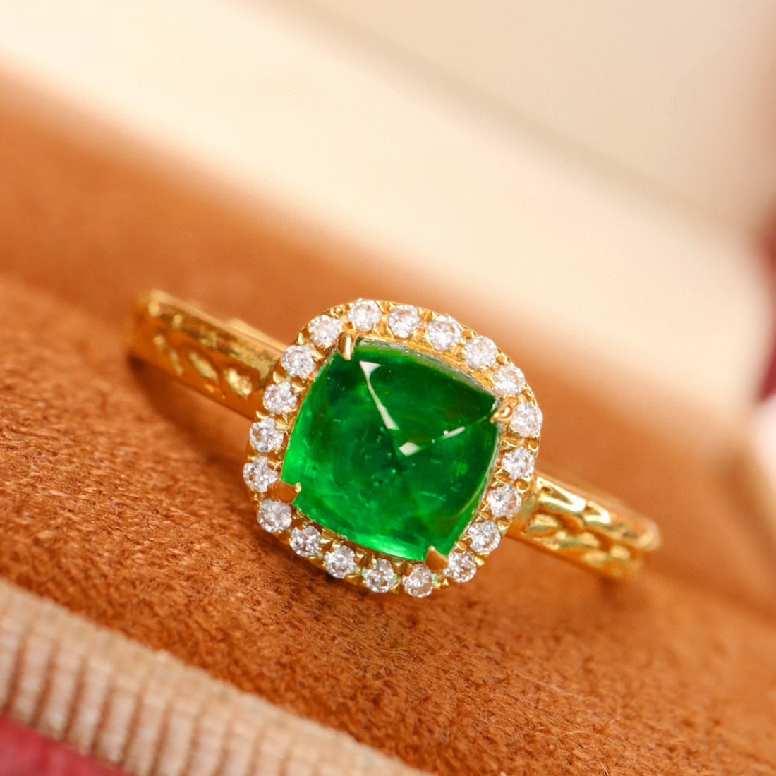 14k Gold 1.18 Ctw Vivid Green Natural Emerald & Diamond Ring: Ref:231082127 // gold content:14k gold // ring size:7. 25us // // main gemstone:emerald // shape:sugar-loaf // carat weight:1. 08ct // color:vivid green // treatment:natural // // adjacent gemstone 2