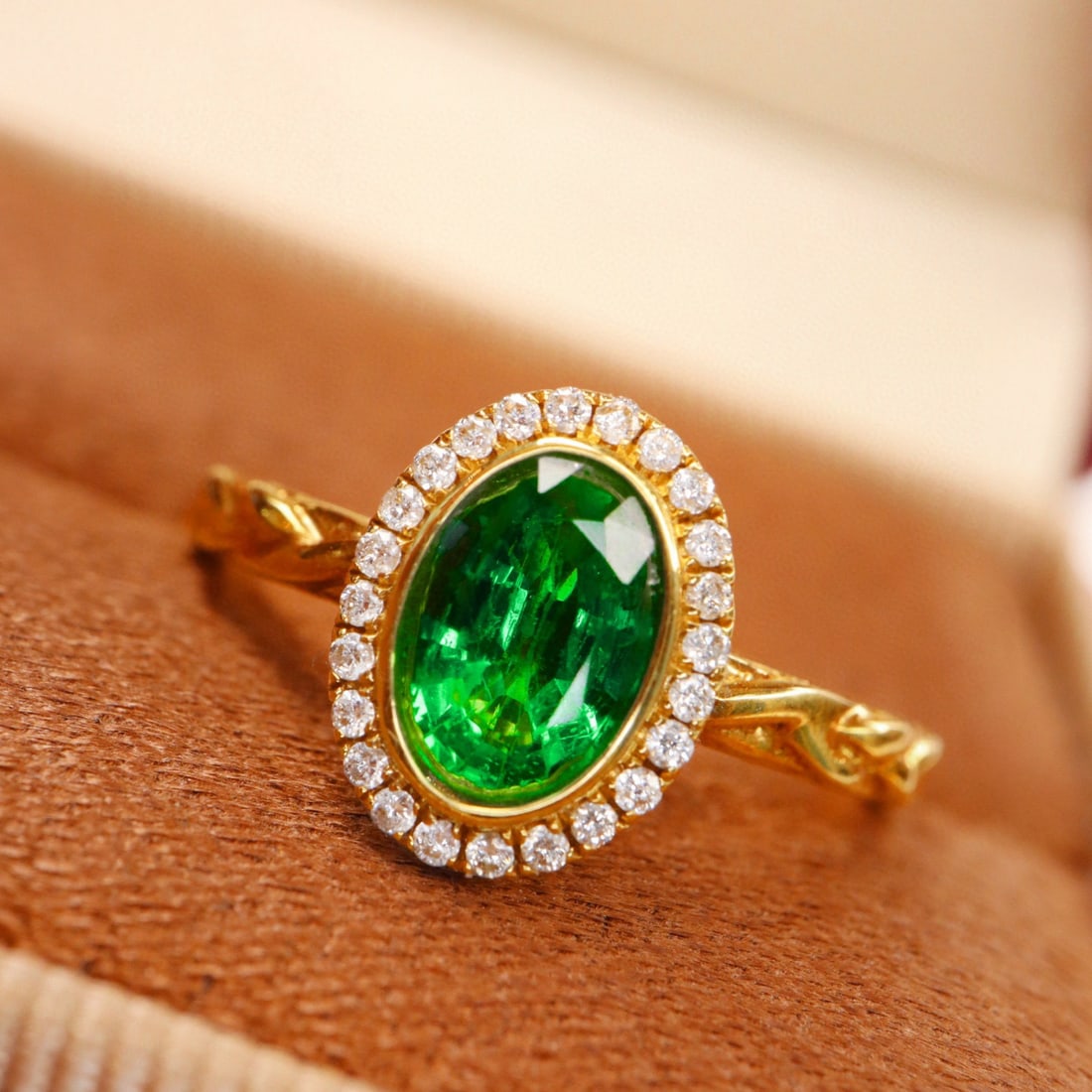 14k Gold 0.97 Ctw Vivid Green Natural Emerald & Diamond Ring: Ref:231082134 // gold content:14k gold // ring size:7. 25us // // main gemstone:emerald // shape:oval // carat weight:0. 85ct // color:vivid green // treatment:natural // // adjacent gemstone 2 : diam