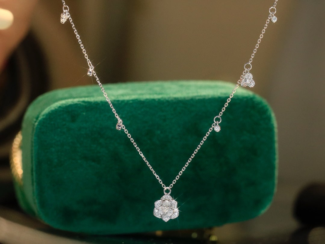 14k Gold 0.25 Ct Natural H Diamond & Flowers Necklace: Ref:231082199 // gold content:14k gold // main gemstone:diamond // shape:round // carat weight:0. 25ct // clarity grade:vs-si // color:h // treatment:natural // cut grade:g // Condition: NewLow