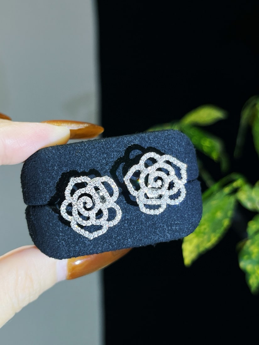 14k Gold 1.04 Ct Natural H Diamond & Flowers Earrings: Ref:231082208 // gold content:14k gold // main gemstone:diamond // shape:round // carat weight:1. 04ct // clarity grade:vs-si // color:h // treatment:natural // cut grade:g // Condition: NewLow