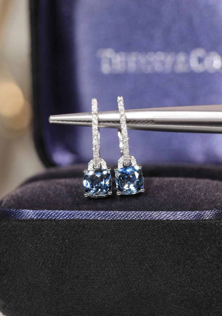 14k Gold 1.00 Ct Natural Aquamarine & Diamond Earrings: Ref:231082216 // gold content:14k gold // main gemstone:aquamarine // shape:cushion // carat weight:1. 00ct // color:blue // treatment:natural // // adjacent gemstone 2 : diamond // shape:round //