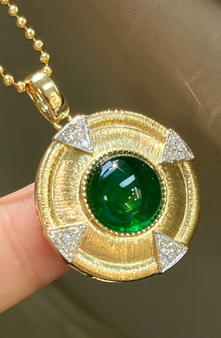 14k Gold 5.29 Ctw Vivid Green Natural Emerald & Diamond Pendant( Without Chain ): Ref:231082221 // gold content:14k gold // main gemstone:emerald // shape:round // carat weight:5. 09ct // color:vivid green // treatment:natural // cut grade:g // // adjacent gemstone 2 : diamond
