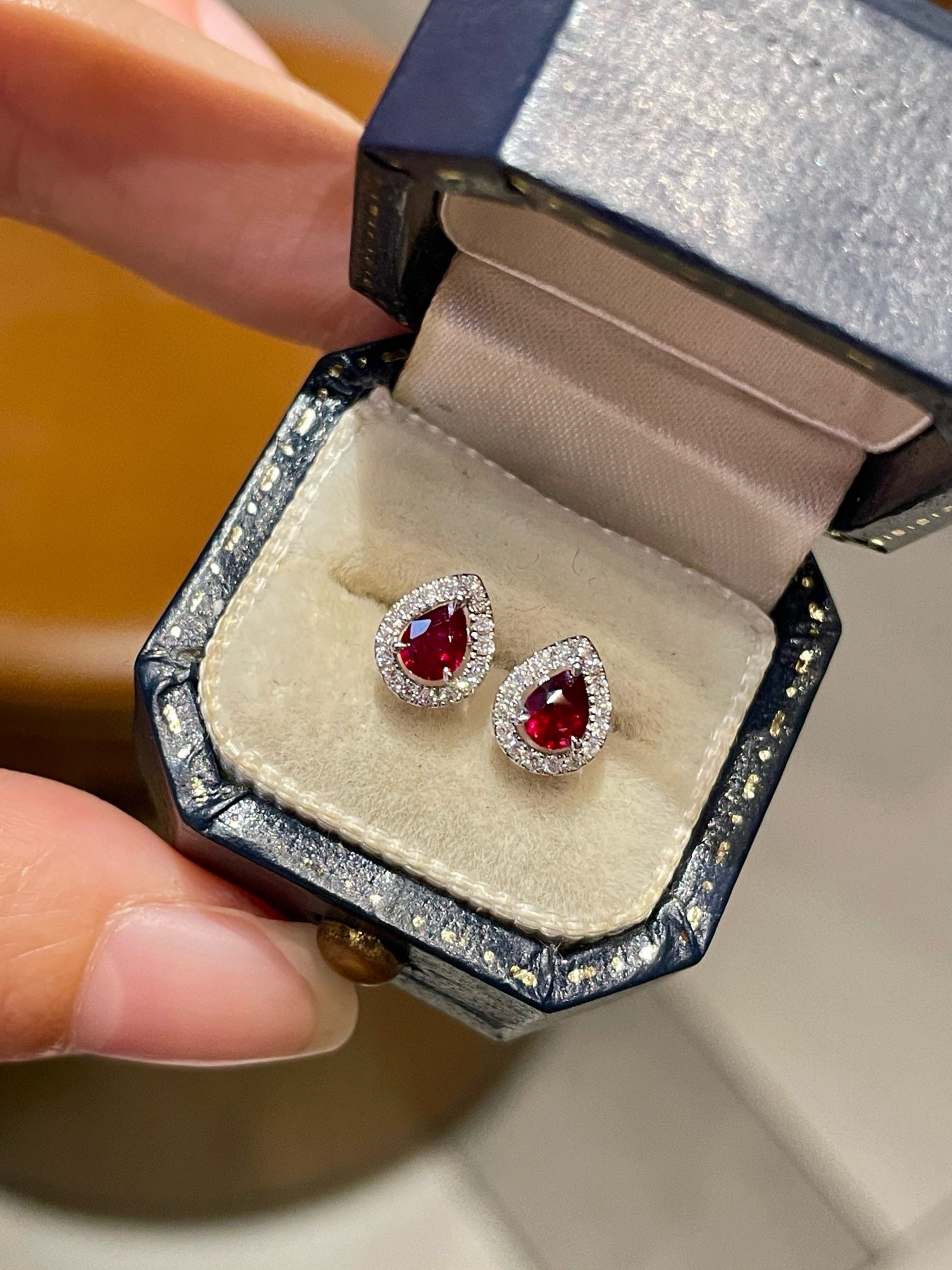 14k Gold 0.4 Ct Vivid Red Natural Ruby & Diamond Earrings: Ref:231082224 // gold content:14k gold // main gemstone:ruby // shape:pear // carat weight:0. 4ct // color:vivid red // treatment:natural // // adjacent gemstone 2 : diamond // shape:round // clarity