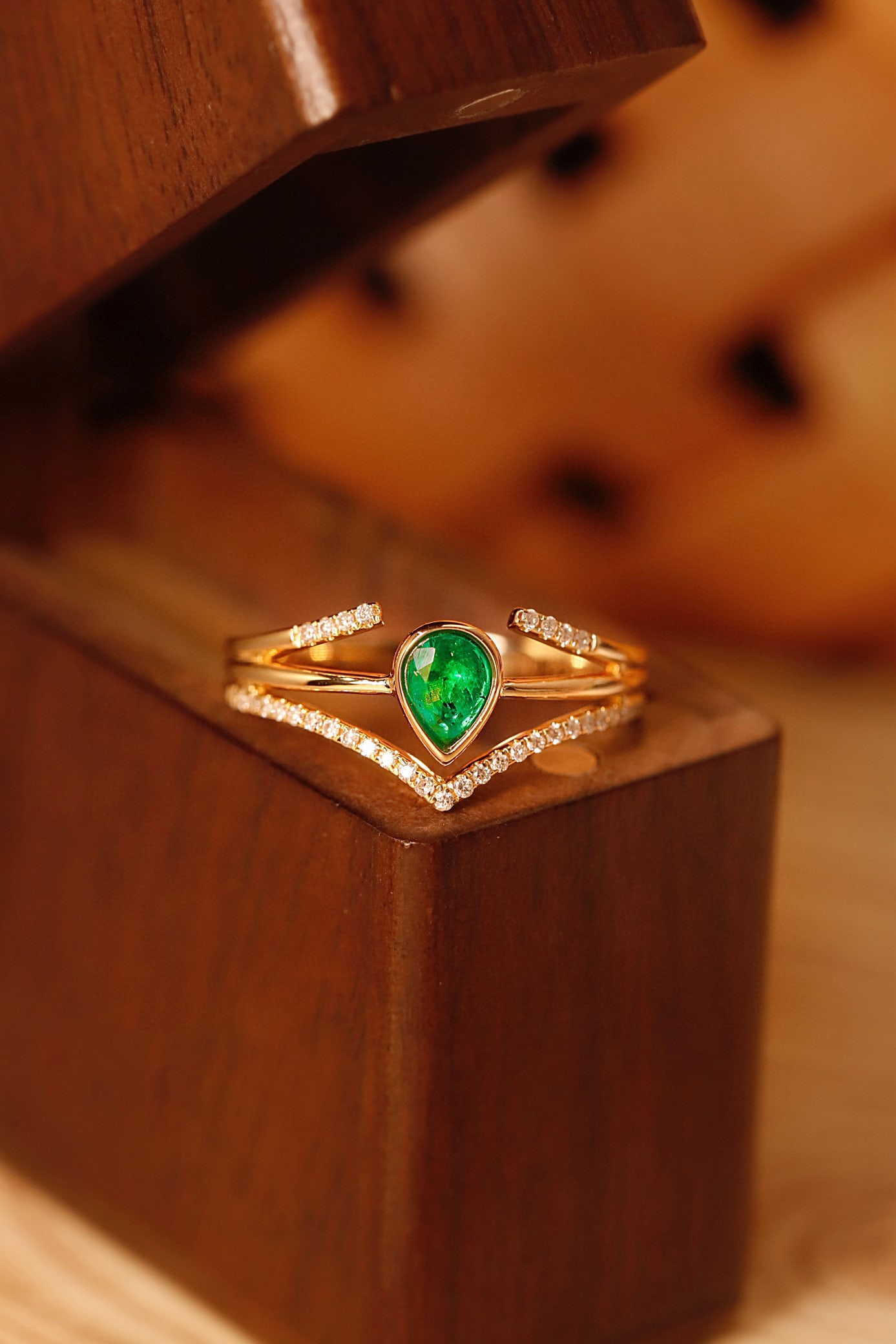 14k Gold 0.37 Ctw Vivid Green Natural Emerald & Diamond Ring: Ref:231082252 // gold content:14k gold // ring size:7. 25us // // main gemstone:emerald // shape:pear // carat weight:0. 27ct // color:vivid green // treatment:natural // // adjacent gemstone 2 :