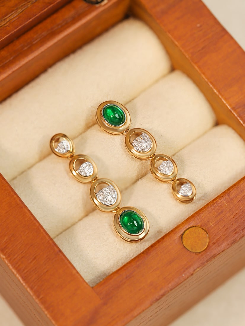 14k Gold 0.61 Ctw Vivid Green Natural Emerald & Diamond Earrings: Ref:231082294 // gold content:14k gold // main gemstone:emerald // shape:oval // carat weight:0. 5ct // color:vivid green // treatment:natural // // adjacent gemstone 2 : diamond // shape:round // car