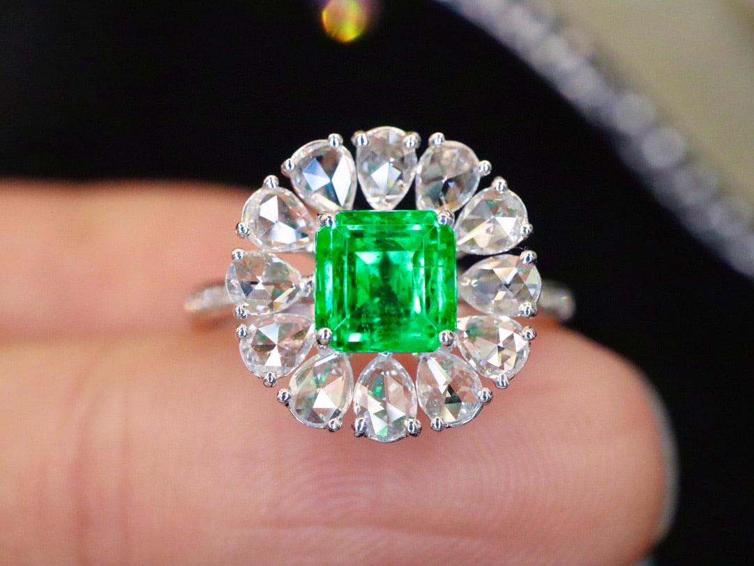 14k Gold 1.52 Ctw Vivid Green Natural Emerald & Diamond Ring: Ref:231082346 // gold content:14k gold // ring size:7. 25us // // main gemstone:emerald // shape:octagonal // carat weight:0. 92ct // color:vivid green // treatment:natural // // adjacent gemstone 2 :