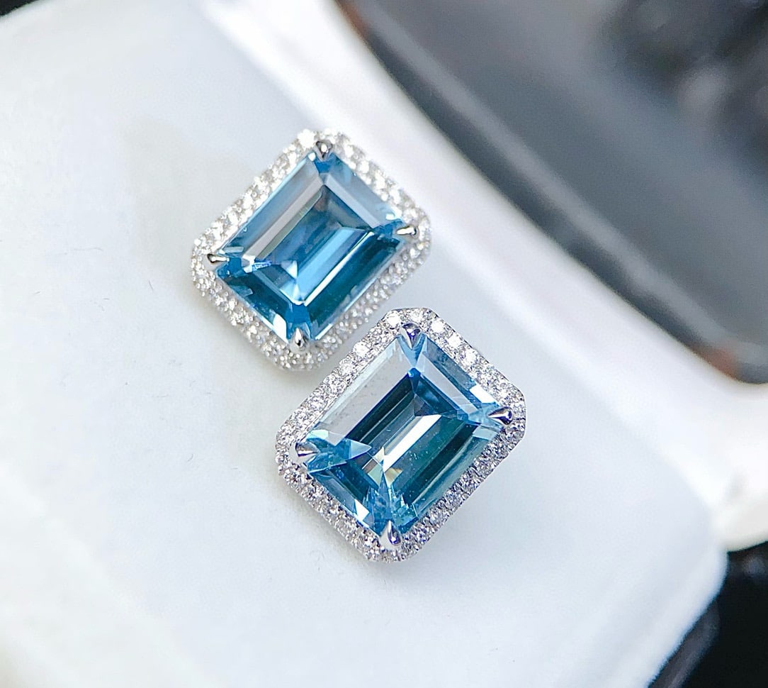 14k Gold 3.53 Ctw Natural Aquamarine & Diamond Earrings: Ref:231082401 // gold content:14k gold // main gemstone:aquamarine // shape:octagonal // carat weight:3. 23ct // color:santa maria color // treatment:natural // // adjacent gemstone 2 : diamond //