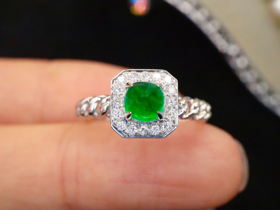 14k Gold 0.82 Ctw Vivid Green Natural Emerald & Diamond Ring: Ref:231082411 // gold content:14k gold // ring size:7. 25us // // main gemstone:emerald // shape:sugar-loaf // carat weight:0. 66ct // color:vivid green // treatment:natural // // adjacent gemstone 2