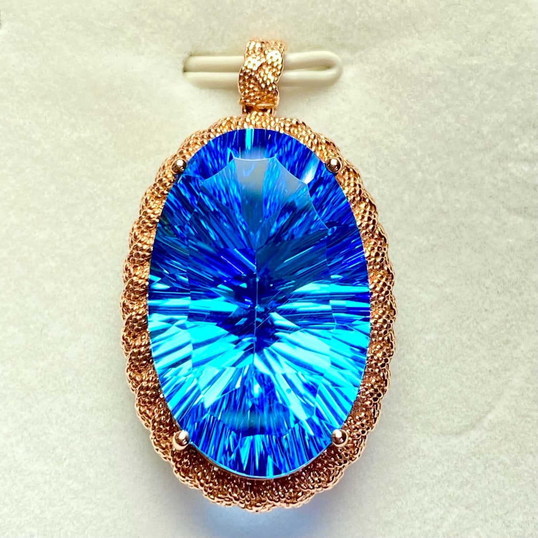 14K GOLD 28.15 CT NATURAL TOPAZ PENDANT( WITHOUT CHAIN ): Ref:231083019 // Gold Content:14K Gold // Main Gemstone:Topaz // Shape:Oval // Carat Weight:28.15ct // Color:Blue // Treatment:Natural // High Estimate: 4300 Condition: New Low Estimate: 2900