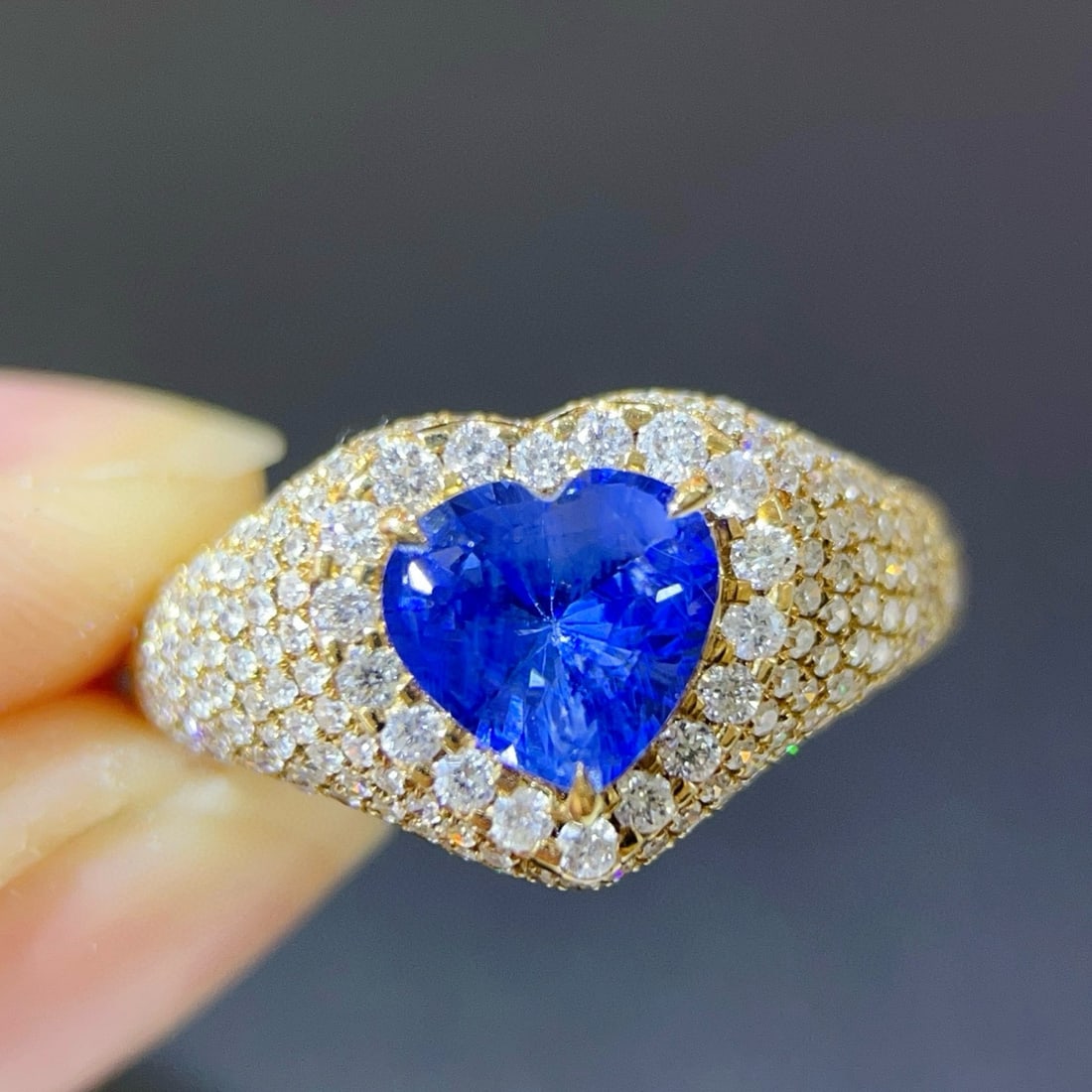 14K GOLD 2.38 CTW NATURAL SAPPHIRE & DIAMOND RING: Ref:231083030 // Gold Content:14K Gold // Ring Size:7.25 US // // Main Gemstone:Sapphire // Shape:Heart // Carat Weight:1.55ct // Color:Blue // Treatment:Natural // // Adjacent Gemstone 2 :