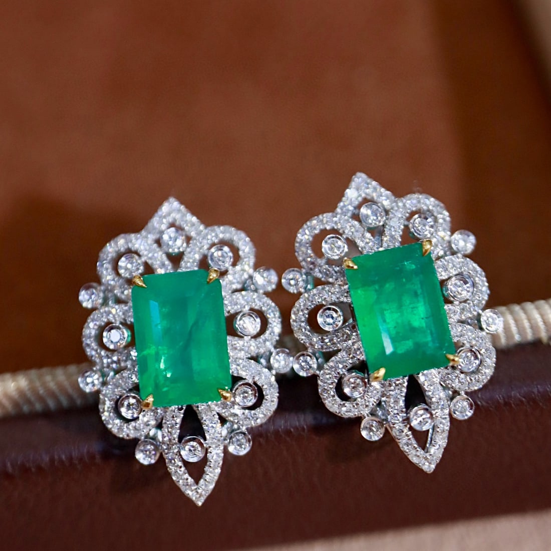 14K GOLD 2.29 CTW NATURAL EMERALD & DIAMOND EARRINGS: Ref:231083058 // Gold Content:14K Gold // Main Gemstone:Emerald // Shape:Octagonal // Carat Weight:1.9ct // Color:Green // Treatment:Natural // // Adjacent Gemstone 2 : Diamond // Shape:Round //