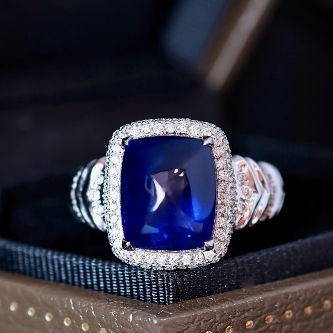 14K GOLD 7.14 CTW NATURAL SAPPHIRE & DIAMOND RING: Ref:231083065 // Gold Content:14K Gold // Ring Size:7.25 US // // Main Gemstone:Sapphire // Shape:Sugar-Loaf // Carat Weight:6.44ct // Color:Blue // Treatment:Natural // // Adjacent Gemstone 2 :