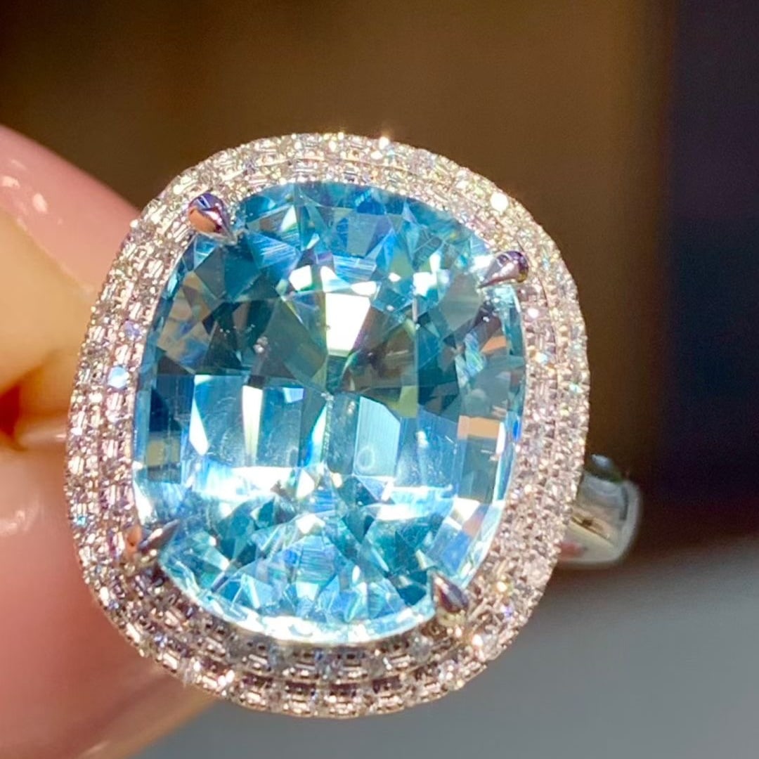 14K GOLD 6.08 CT NATURAL AQUAMARINE & DIAMOND RING: Ref:231083090 // Gold Content:14K Gold // Ring Size:7.25 US // // Main Gemstone:Aquamarine // Shape:Oval // Carat Weight:6.08ct // Color:Blue // Treatment:Natural // // Adjacent Gemstone 2 :
