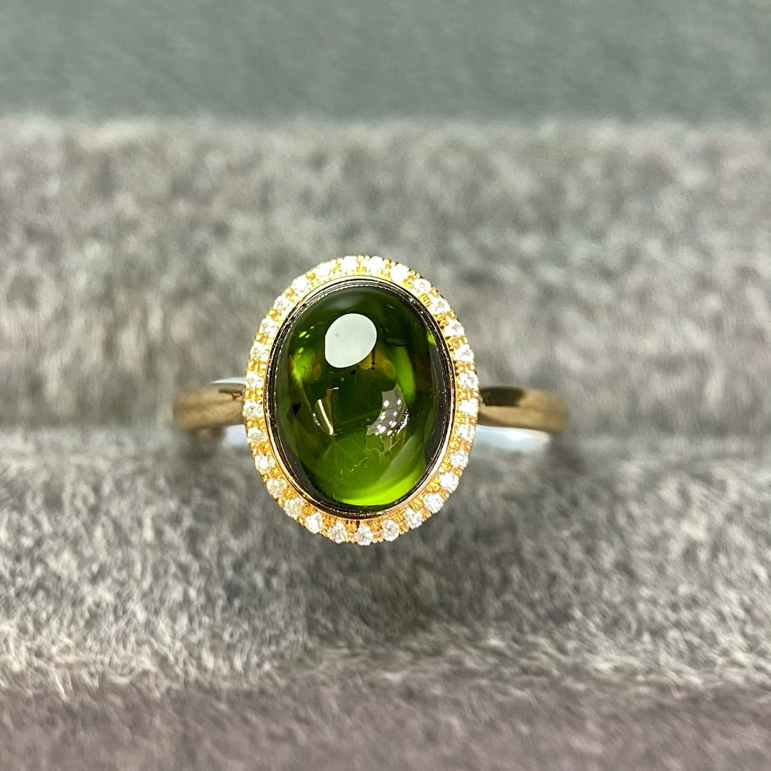14K GOLD 3.37 CT NATURAL TOURMALINE & MOISSANITE RING: Ref:231083114 // Gold Content:14K Gold // Ring Size:7.25US // // Main Gemstone:Tourmaline // Shape:Oval // Carat Weight:3.37ct // Color:Green // Treatment:Natural // // Adjacent Gemstone 2 :