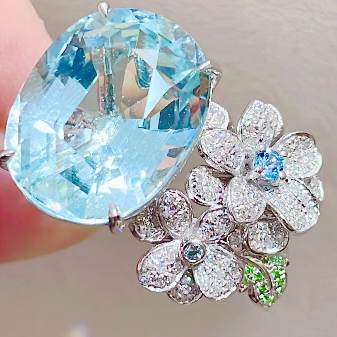 14K GOLD 12.3 CT NATURAL AQUAMARINE & DIAMOND RING: Ref:231083116 // Gold Content:14K Gold // Ring Size:7.25US // // Main Gemstone:Aquamarine // Shape:Oval // Carat Weight:12.3ct // Color:Blue // Treatment:Natural // // Adjacent Gemstone 2 :